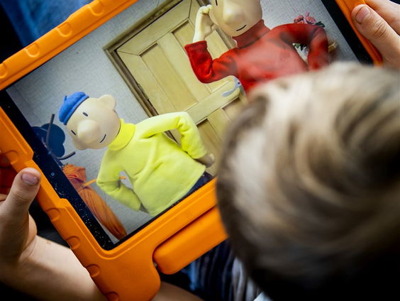 Stand.nl: De schermtijd van kinderen moet drastisch worden beperkt
