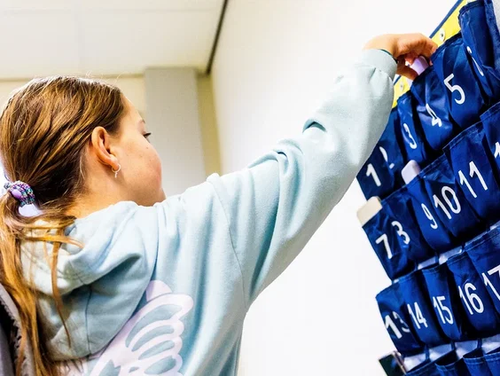 Kabinet wil dat basis- en middelbare scholen per 1 januari 2027 mobiele telefoongebruik verbieden op school