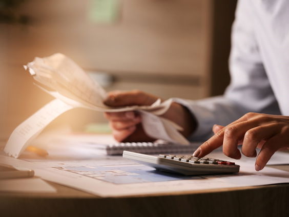 Hoe kom je uit de schulden als je er niet over durft te praten?