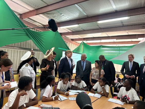Koningspaar bezoekt stichting Stibula in één van de armste wijken van Suriname