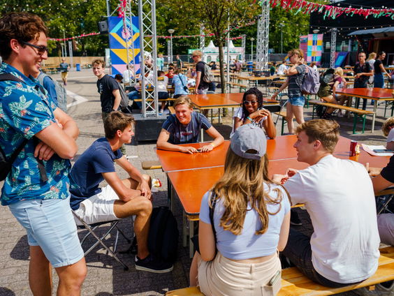 Mbo’ers vaker welkom bij introductieweek, maar drempels blijven