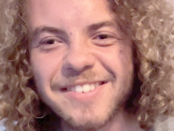 Dit is hoe Boaz alleen zijn omarmt