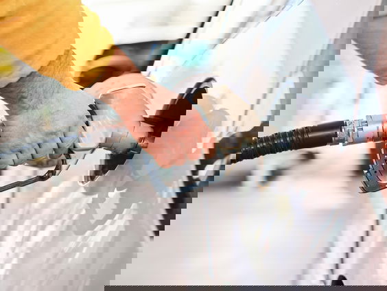 Tanktoerisme tussen Nederland en België: prijsverschillen aan de pomp