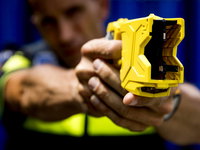 Wanneer mag een agent naar de taser grijpen?