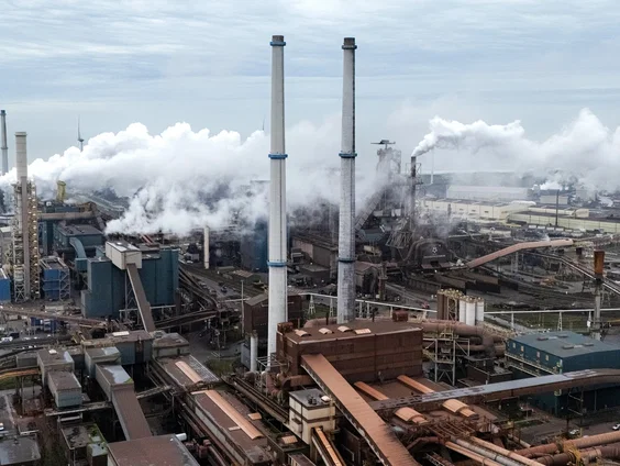 Hoe kon industriële vervuiling door bedrijven als Tata Steel en Chemours decennialang doorgaan?