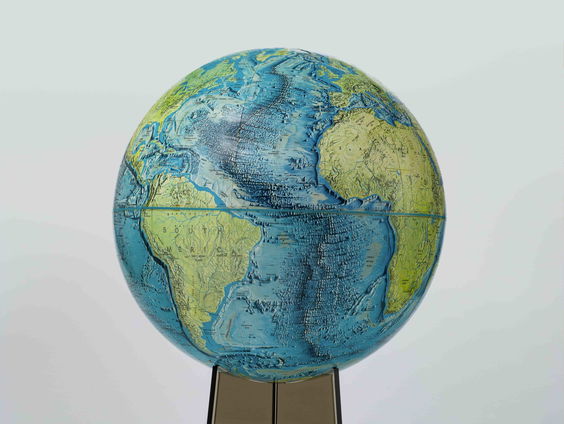 De verhalen achter vele verschillende plastic wereldbollen