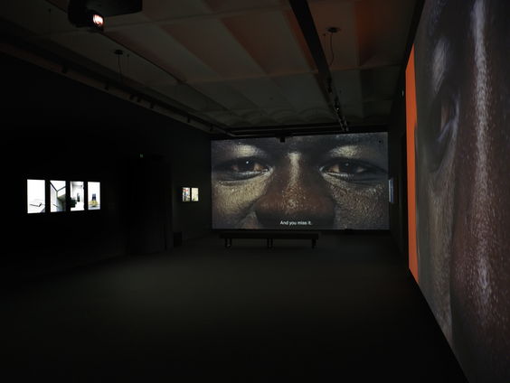 Tina Farifteh toont het systeem achter asiel