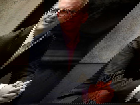 Wiekent Toby Hession?