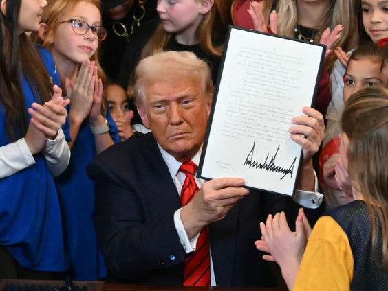 Trump dreigt transgender sporters toegang tot VS te ontzeggen in aanloop naar Spelen