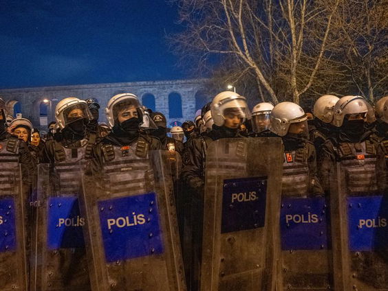 Turkije pakt 37 mensen op voor 'uitdagende' berichten op sociale media, dag na arrestatie Imamoglu