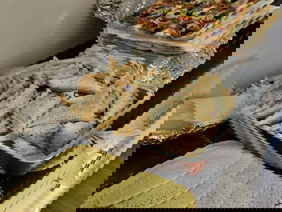 Hier in Utrecht worden iedere dag honderden gratis iftar maaltijden uitgedeeld