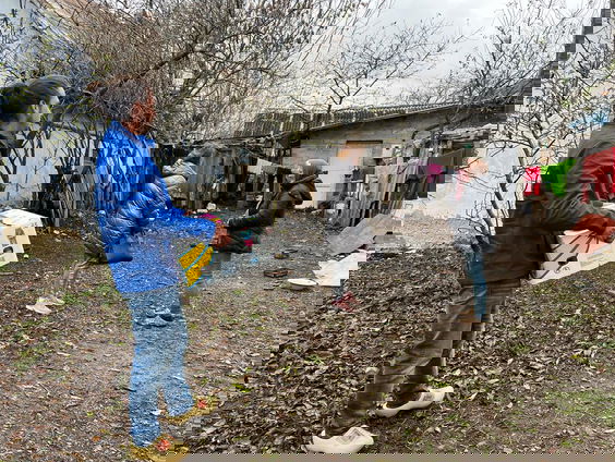 Friese Rijders brengen bananendozen vol levensmiddelen naar Oekraïne