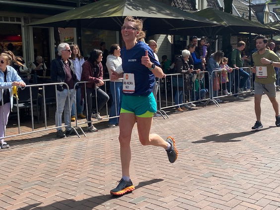 Cornelie Peschar voerde het hardloopteam van hollende KRO-NCRV-ers aan