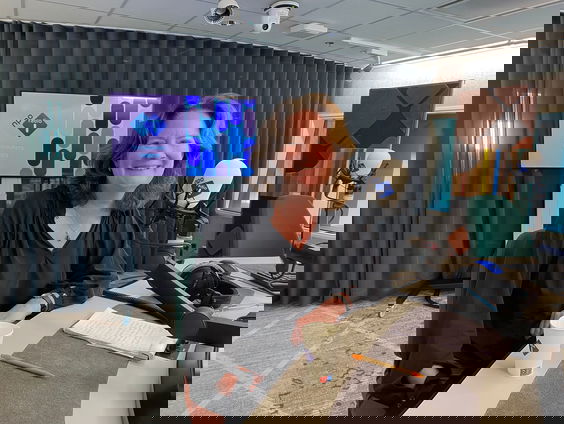 Minister van Oplossingen over asielzoekers aan het werk