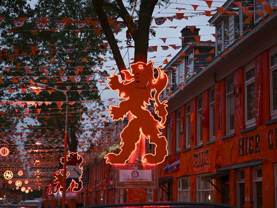 De Marktweg in Den Haag kleurt helemaal oranje