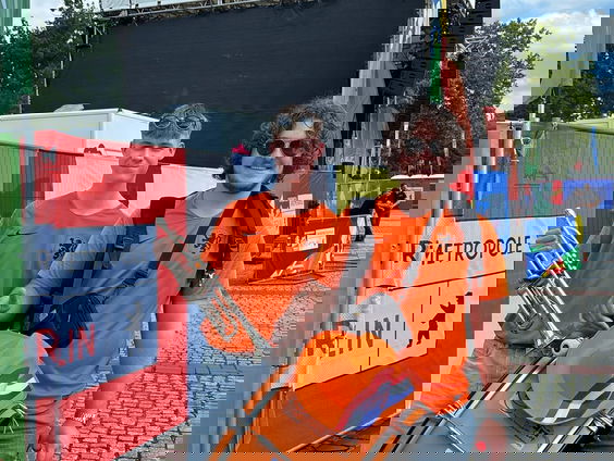 Luc en Sil blazen de spelers toe tijdens het EK