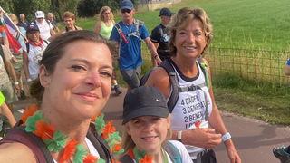 Annabel (11 jaar) loopt de Vierdaagse met haar moeder en oma