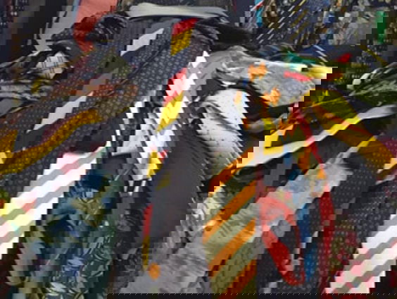 Kunstenaar Lichel heeft dringend hulp nodig bij zijn stropdassenproject