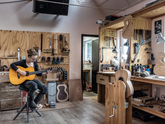 Orla (24) is de jongste professionele gitaarbouwer van Nederland