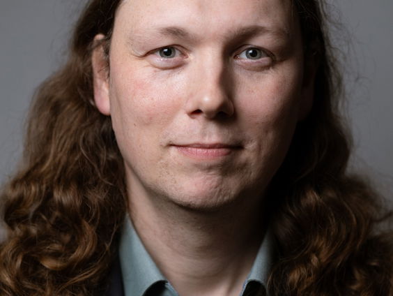 Casper heeft de verhalen van bijzondere Amsterdamse straatnamen gebundeld