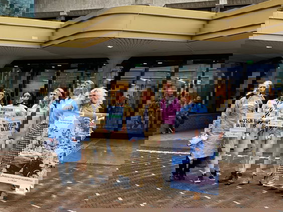 WOMEN Inc. vraagt in 'lullenpakken' aandacht voor gelijkheid in de gezondheidszorg