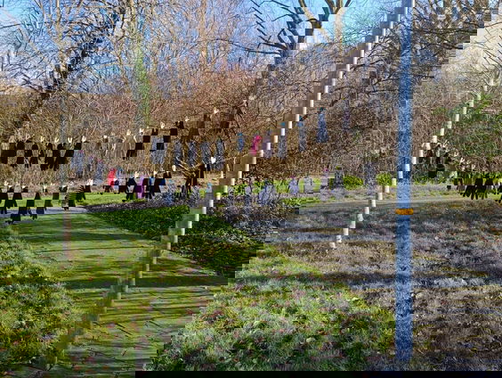 Postbode Astrid Looij hangt verloren handschoenen aan de waslijn