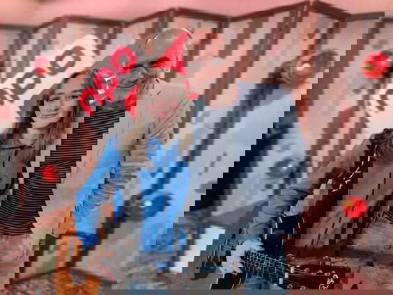 Ise speelt 'Suitcase' (live @ Blokhuis)