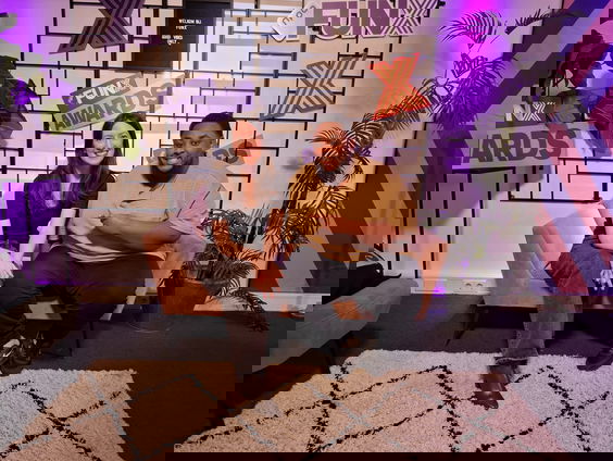 'Bombing of Poets': 14 mei vallen er gedichten uit de hemel in Rotterdam!