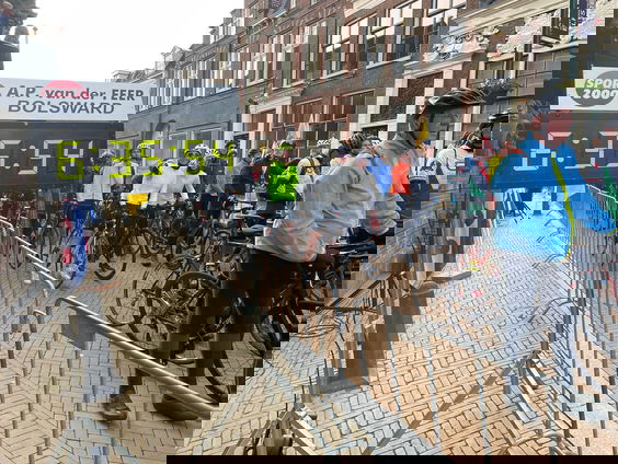 Mireille en Femke steppen én fietsen het snot voor de ogen!