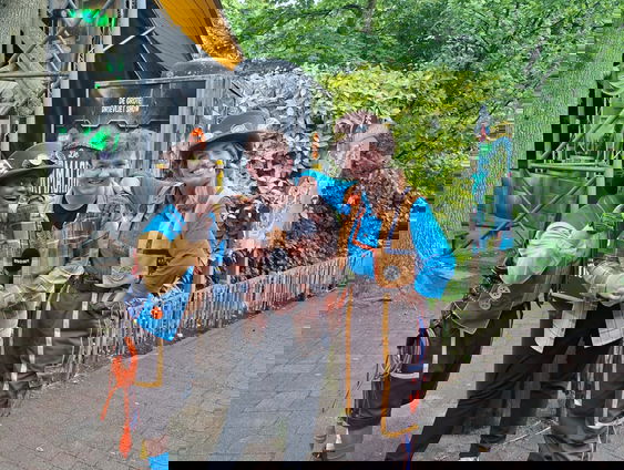 Entertainers zorgen voor pret in het pretpark