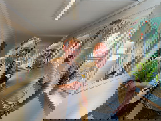 Lief gebaar: Bert krijgt een rondleiding door het Aquinohuis