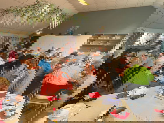 Lief gebaar: Rianne knutselt met ouderen