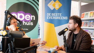Tim Akkerman zingt zijn net geschreven lied 'Vrijwillige Handen'