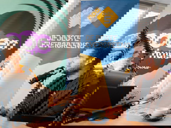 Tim Akkerman zingt zijn net geschreven lied 'Vrijwillige Handen'