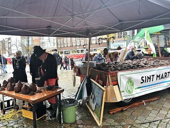 Hein Bekenkamp deelt voederbieten uit met Sint Maarten