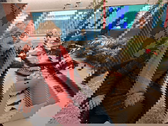 Dolle Mina' Dunya Verwey stopt korset in de Tijdcapsule