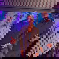 Vuilnismannen Victoria en Riglison over het afvalprobleem in Rotterdam