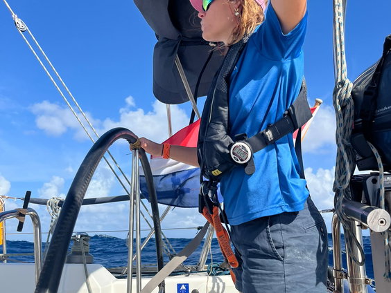 De oceaan over op een zeilboot, het verhaal van Anne Floor