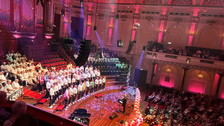Queer koren uit de hele wereld brengen boodschap van verbinding naar Amsterdam