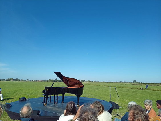 Iris Hond speelt met biofonisch orkest