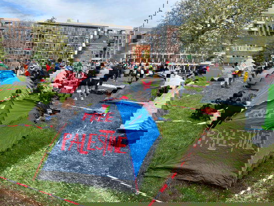 Pro-Palestijnse demonstranten zetten tenten op bij UvA-campus