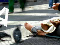 Wie zijn de bedelaars in de winkelstraat?