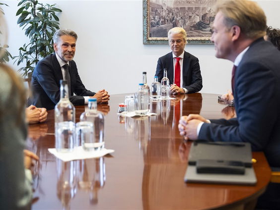 Stand.nl: Drie nieuwe ministeries oprichten is zonde van de tijd en het geld