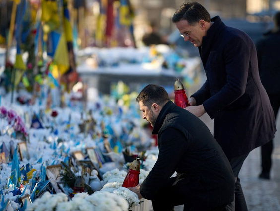 Oekraïne opnieuw getroffen door grote aanval, NAVO-chef Rutte in Kyiv