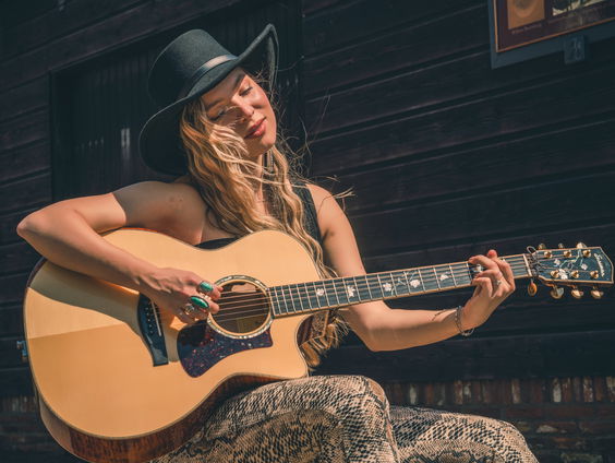 Melanie Ryan brengt persoonlijke single uit: Travel Light