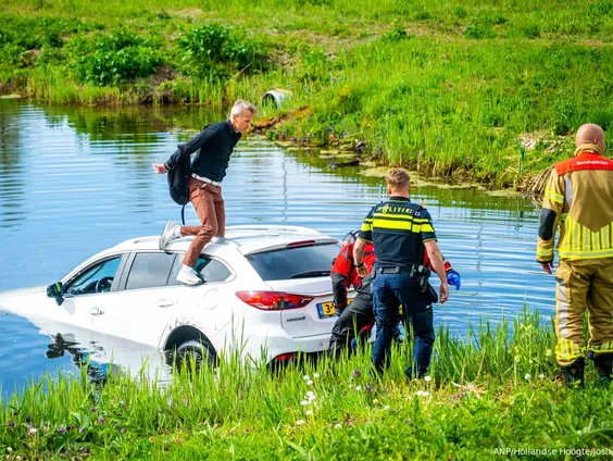 Hoe kom je uit je auto als die te water raakt?