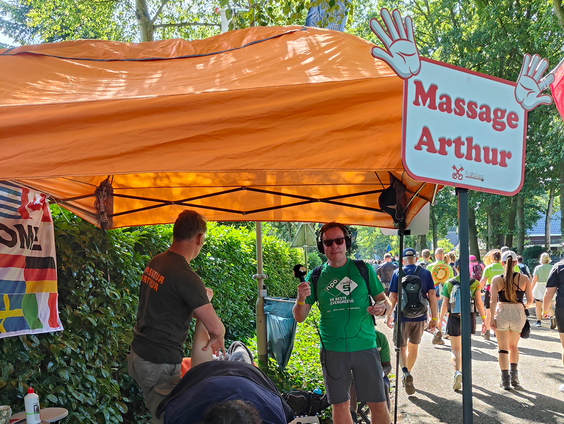 Gouden greep: Masseur Arthur staat elke dag ergens anders langs de route.