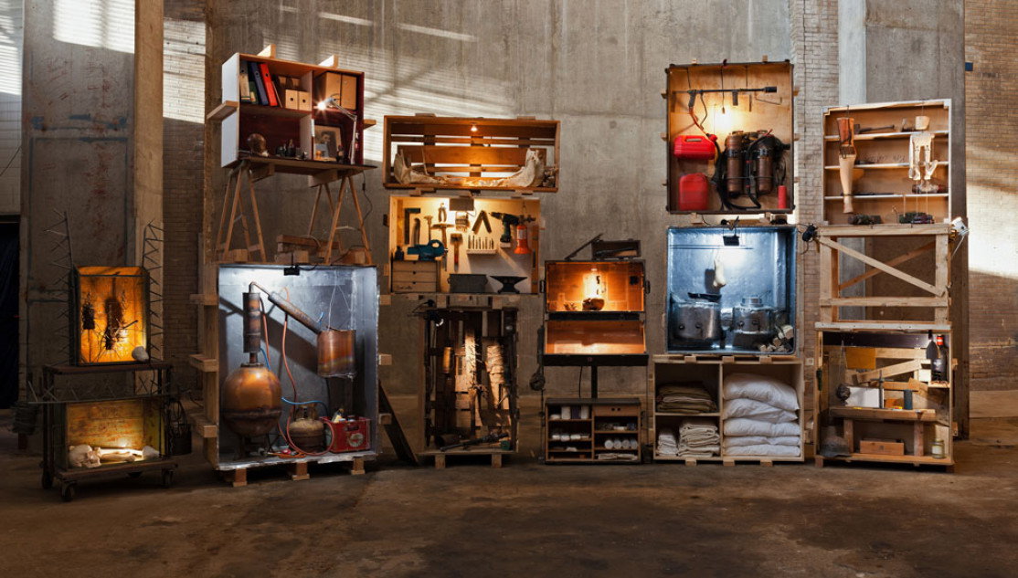 Enorme lading kunst van Joep van Lieshout vertrekt naar Basel