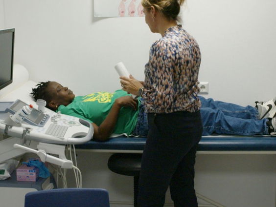 Asielzoekers krijgen niet de geboortezorg die ze nodig hebben. Waardoor komt dat?