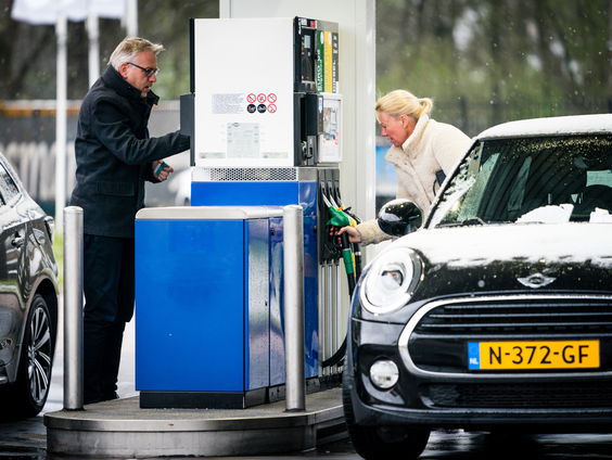 Spanningen in het Midden-Oosten voelbaar aan de benzinepomp: hoe zit dat?